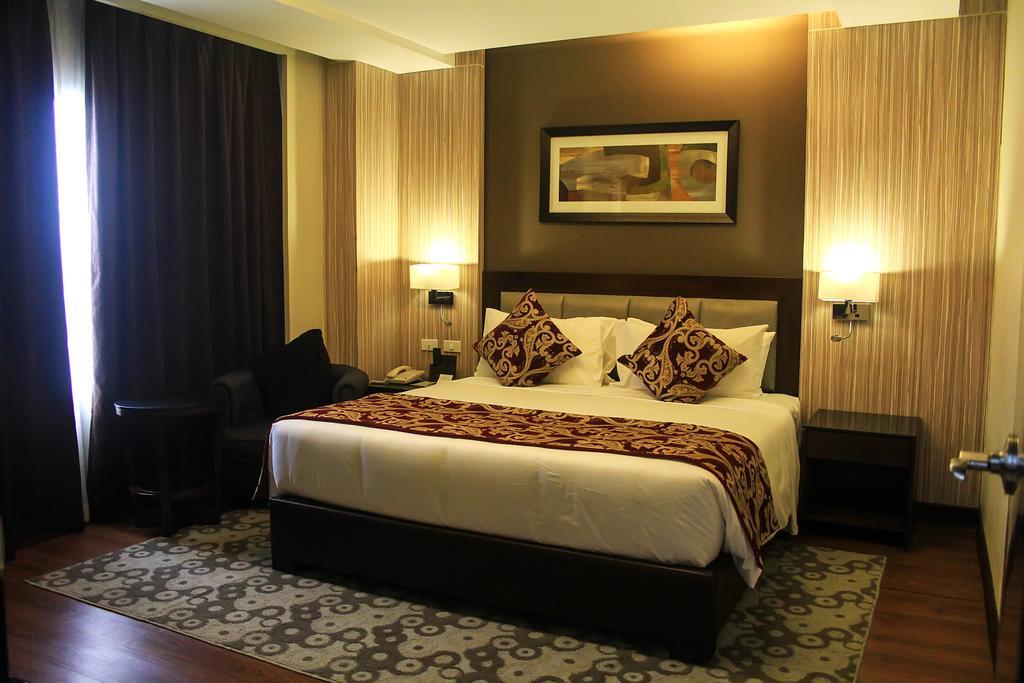เบรนท์วูด สวีทส์ - เกซอนซิตี้ Hotel ภายนอก รูปภาพ