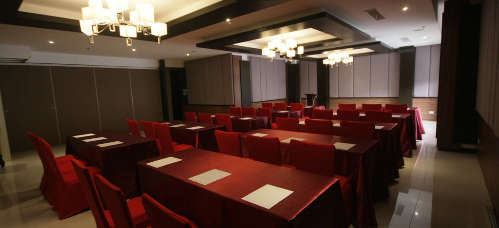 เบรนท์วูด สวีทส์ - เกซอนซิตี้ Hotel ภายนอก รูปภาพ