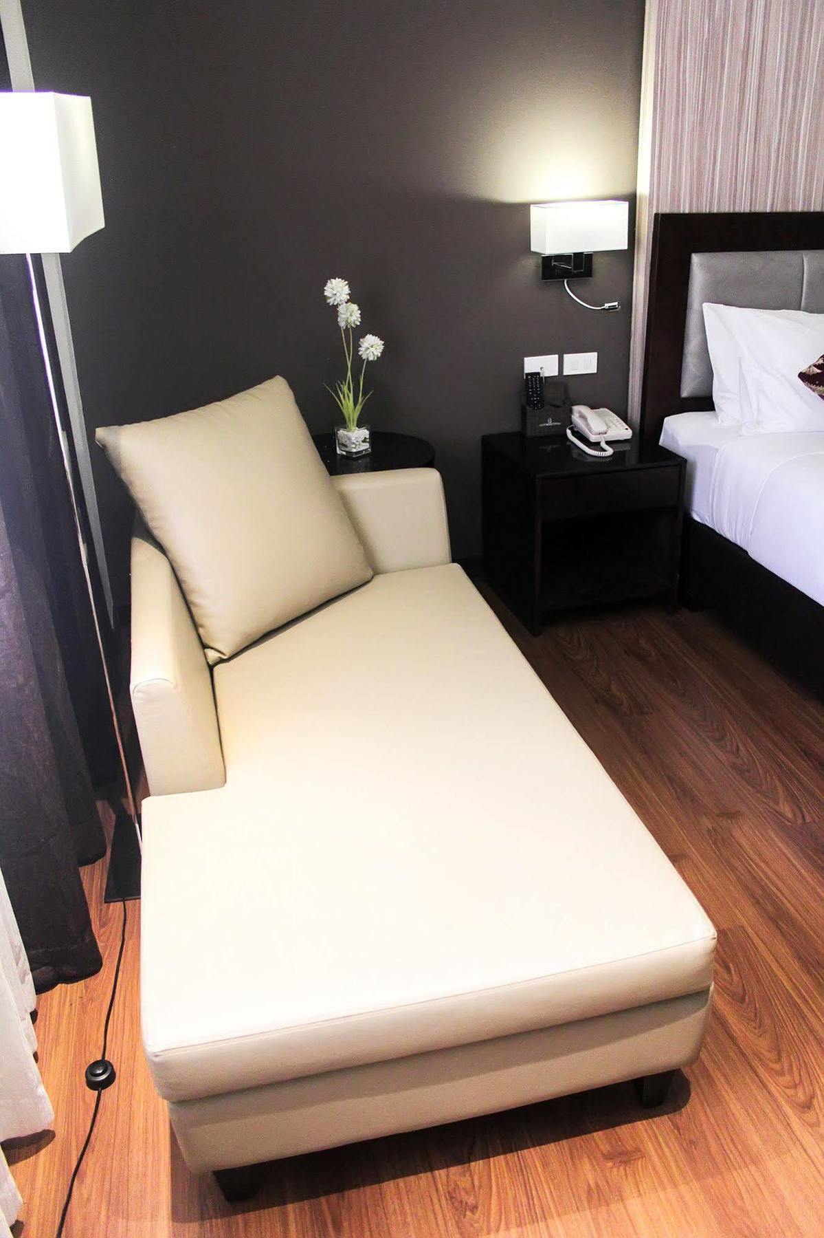 เบรนท์วูด สวีทส์ - เกซอนซิตี้ Hotel ภายนอก รูปภาพ