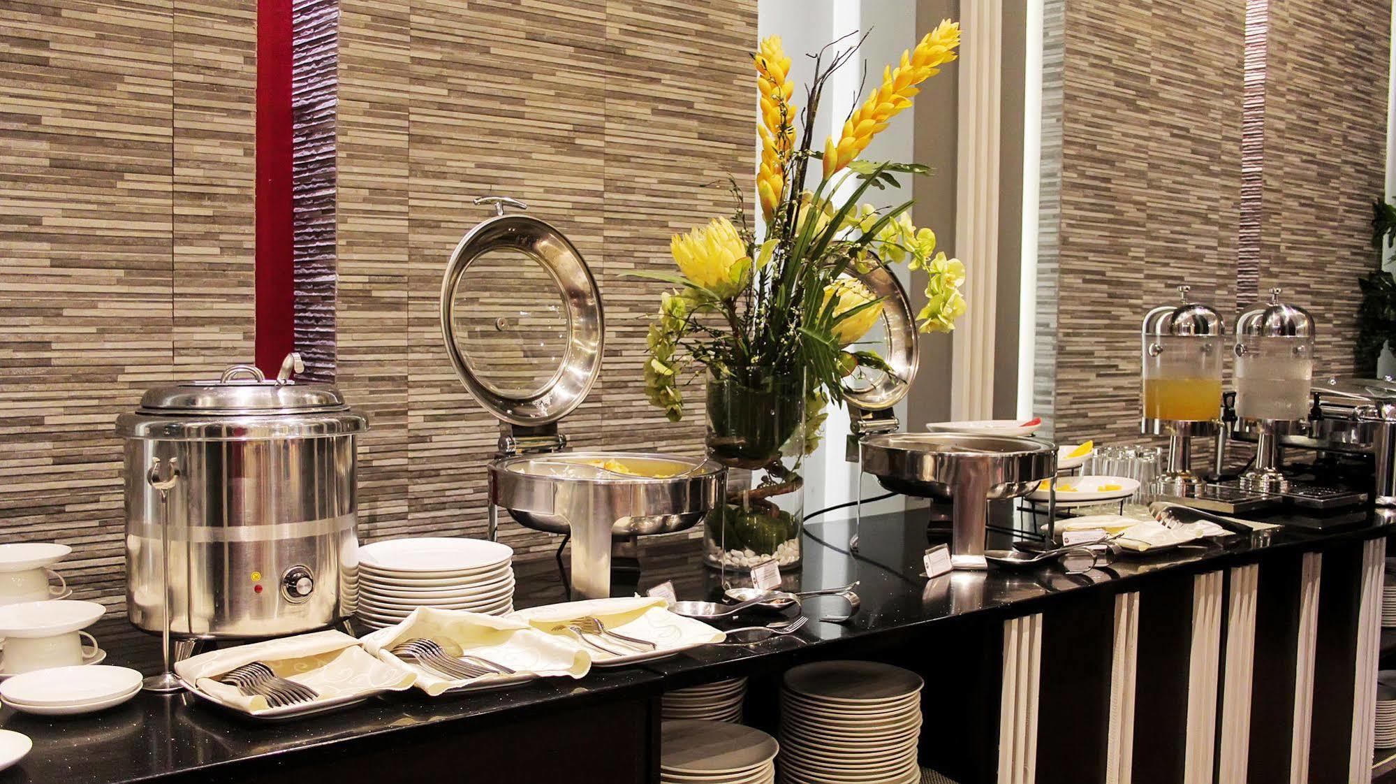 เบรนท์วูด สวีทส์ - เกซอนซิตี้ Hotel ภายนอก รูปภาพ