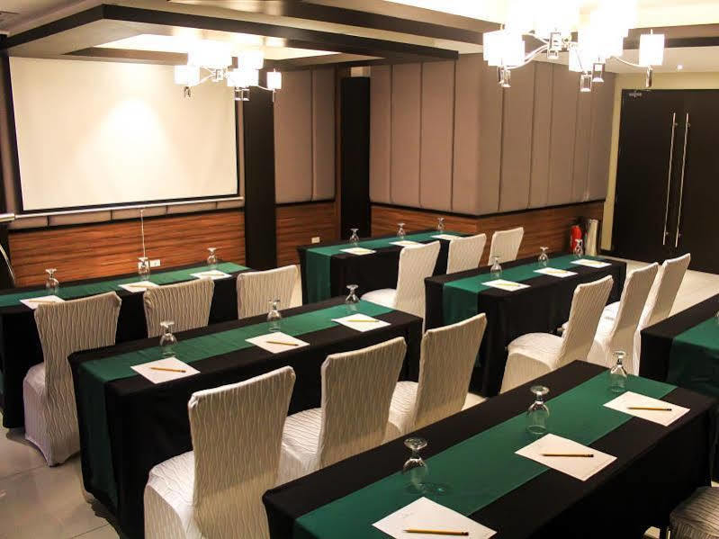 เบรนท์วูด สวีทส์ - เกซอนซิตี้ Hotel ภายนอก รูปภาพ